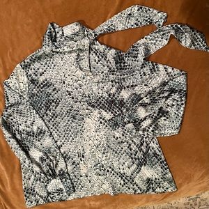 Worthington kelly green and white long sleeve snakeskin print blouse